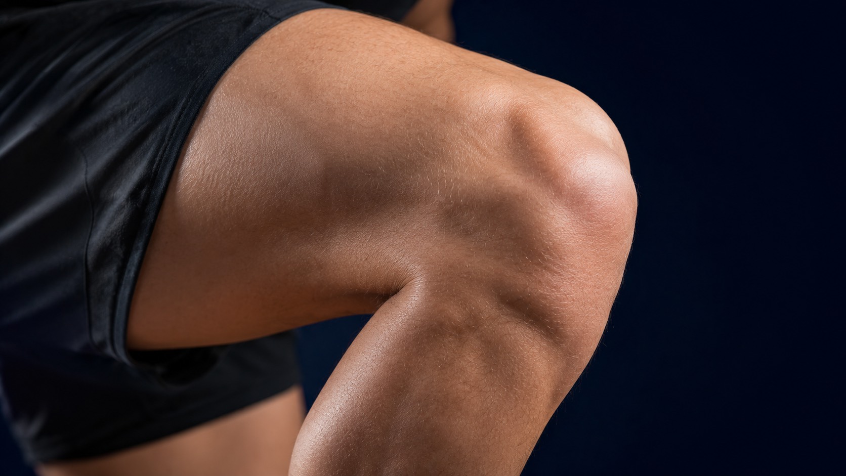 Rodilla de hombre atlético en flexión — tratamiento de artrosis de rodilla sin prótesis por el Dr. Félix López, Madrid